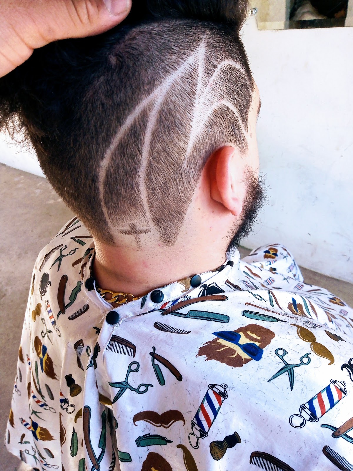 Corte degradê com desenho raspado em zigue-zague, feito no Salão Arcelino