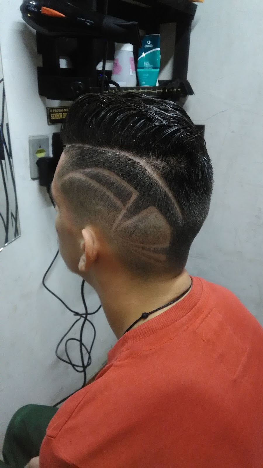 Corte degradê com desenho raspado feito no Salão Arcelino, no Capão Raso